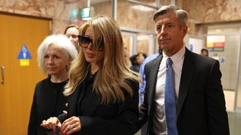 Perlu diketahui, ternyata Lee yang sudah pisah dari istrinya, diduga tidur dengan banyak wanita di tempat pesta, termasuk Momeni. Hasil otopsi Lee menunjukkan ada kokain di dalam aliran darahnya. Momeni pun mengirim pesan ke Lee pada jam kejadian. Foto: Getty Images/Pool