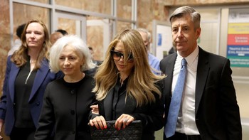 Dalam penyelidikan, hampir pasti bahwa Lee punya hubungan romantis dengan adik tersangka bernama Khazar Elyassnia, yang telah menikah dengan dokter plastik bernama Dino Elyassnia. Hubungan ini mungkin membuat tersangka tak senang karena korban dinilainya membawa pengaruh buruk. Ini saat Khazar hadir di pengadilan. Foto: Getty Images/Pool