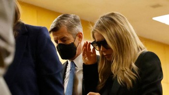 Momeni telah mengonfrontasi Lee tentang hubungannya dengan adiknya, ketika keduanya menghabiskan waktu di sebuah apartemen. Seorang saksi mengatakan Momeni dan Lee pergi ke kamar hotel Lee, di mana Momeni ingin tahu apa adik perempuannya mengkonsumsi narkoba atau sesuatu yang tak pantas, yang dibantah Lee. Foto: Getty Images/Pool