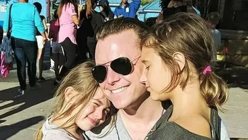 Bob Lee telah berpisah dari istrinya dan punya dua anak. Dokumen pengadilan mengatakan tidak jelas apakah Lee dan Khazar Elyassnia berselingkuh, tapi menyatakan bahwa pernikahan adik tersangka berada dalam masalah. Momeni pun sepertinya gelisah dengan potensi penggunaan narkoba oleh saudara perempuannya. Foto: Getty Images