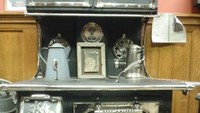Menurut catatan perjalanannya, kompor ini diproduksi mulai 1880 - 1940. Berkat kompor ini perusahaan bernama The Majestic Stove Company populer pada masa Perang Dunia II. Foto: Stoves.com