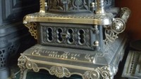 Kompor yang satu ini dibuat pada 1890. Semua bagiannya masih dijaga keasliannya dan ditawarkan dengan harga Rp 266 juta. Foto: Stoves.com