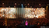 Mulan Jameela di konser orkestra Dewa 19 di Surabaya/Foto: Wisnu Setiadarma