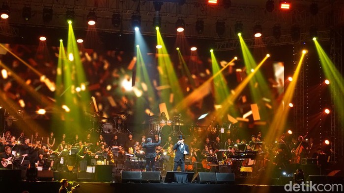 Andien tampil dalam Konser orkestra Dewa 19 di Surabaya pada hari kedua, Sabtu (20/5/2023). Dalam konser tersebut, penyanyi berusia 37 tahun itu mengakui kejeniusan Ahmad Dhani dalam mengarang lagu.