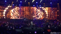 Ello di konser orkestra Dewa 19 di Surabaya/Foto: Wisnu Setiadarma