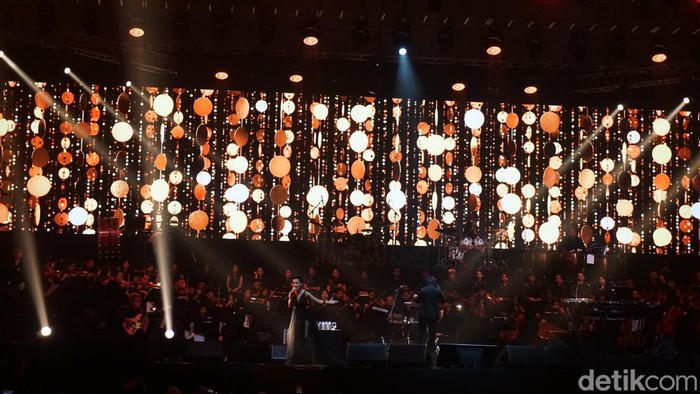 Andien tampil dalam Konser orkestra Dewa 19 di Surabaya pada hari kedua, Sabtu (20/5/2023). Dalam konser tersebut, penyanyi berusia 37 tahun itu mengakui kejeniusan Ahmad Dhani dalam mengarang lagu.