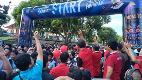 Gubernur Bali Wayan Koster hadir dalam kegiatan Creative Fun Walk di Taman Kota Singaraja, Minggu (21/5/2023).
