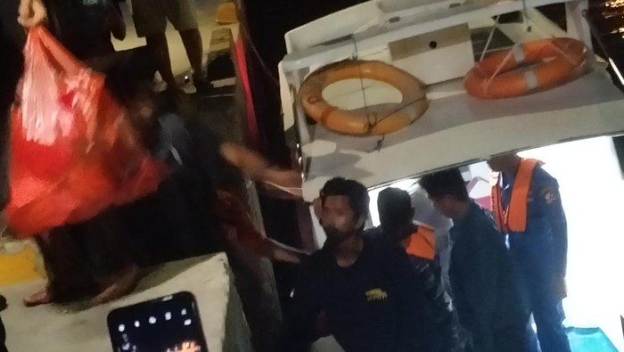 Sejumlah penumpang KM Lalongkoe yang tenggelam di perairan Batu Tiga tiba dengan selamat di Pelabuhan Labuan Bajo, Sabtu (20/5/2023) malam. (Ambrosius Ardin)