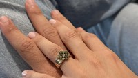 Awalnya Marc Marquez mengunggah foto sedang berpegangan tangan. Di atasnya terdapat tangan yang diduga Gemma Pinto dengan cincin di jari manis. Foto: Instagram Marc Marquez