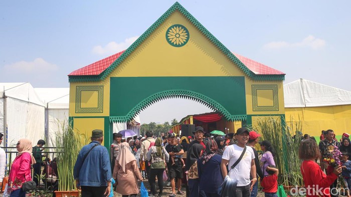 Lebaran Betawi 2023 digelar di Monas, Jakarta. Acara ini menampilkan beragam budaya khas Betawi.