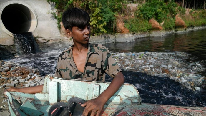 Melihat Sungai Paling Tercemar di Dhaka Pembuangan limbo manusia dan industri meluas. Sunga Buriganga yang ada di Bangladesh ini menjadi salah satu sungai paling tercemar di dunia.