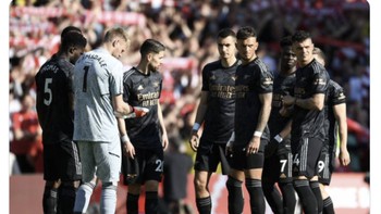 Arsenal memakai baju hitam untuk pemakaman mereka sendiri. Foto: Twitter