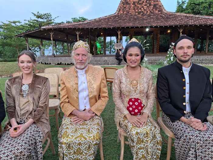 Migi dan suami saat meresmikan rumah Joglonya.