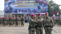 Kepala Staf Angkatan Laut (KSAL) Laksamana TNI Muhammad Ali (tengah) bersama pejabat lama Dankormar TNI AL Mayor Jenderal TNI Marinir Widodo Dwi Puwanto (kiri) dan pejabat baru Dankormar TNI AL Mayor Jenderal TNI Marinir Nur Alamsyah (kanan) berfoto bersama di Lapangan Upacara Brigif 1 Marinir Kesatrian Marinir Hartono, Jakarta, Minggu (21/5/2023). Serah terima jabatan berdasarkan Surat Keputusan x Nomor Kep/487/V/2023 tanggal 11 Mei 2023 tentang pemberhentian dari dan pengangkatan dalam jabatan di lingkungan Tentara Nasional Indonesia.