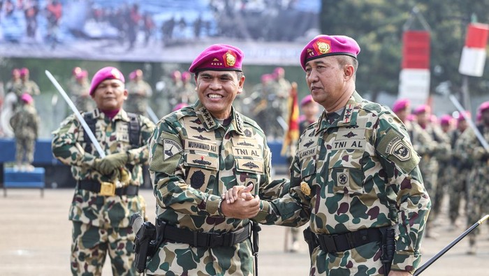 Momen KSAL Pimpin Sertijab Mayjen TNI Nur Alamsyah Jadi Dankormar Kepala Staf Angkatan Laut (KSAL) Laksamana TNI Muhammad Ali (kiri) berjabat tangan dengan pejabat baru Komandan Korps Marinir (Dankormar) TNI AL Mayor Jenderal TNI Marinir Nur Alamsyah (kanan) usai upacara serah terima jabatan di Lapangan Upacara Brigif 1 Marinir Kesatrian Marinir Hartono, Jakarta, Minggu (21/5/2023). Mayor Jenderal TNI Marinir Nur Alamsyah resmi menjabat sebagai Komandan Korps Marinir (Dankormar) TNI Angkatan Laut menggantikan Mayor Jenderal TNI Marinir Widodo Dwi Purwanto yang memasuki purna tugas. ANTARA FOTO/Asprilla Dwi Adha/nym.