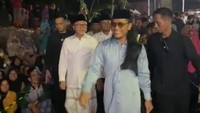 Pada kesempatan itu, Zulhas juga diajak mengikuti pengajian rutin Mujahadah Dzikrul Ghofilin yang digelar Ponpes Ora Aji di dekat kediaman Gus Miftah. Pengajian yang diselenggarakan setiap malam Minggu itu hadiri ribuan jemaah yang berasal dari warga sekitar hingga luar Pulau Jawa.