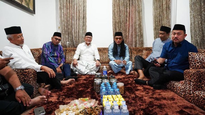 Momen Zulhas Sowan ke Gus Miftah Momen Zulhas Sowan ke Gus Miftah