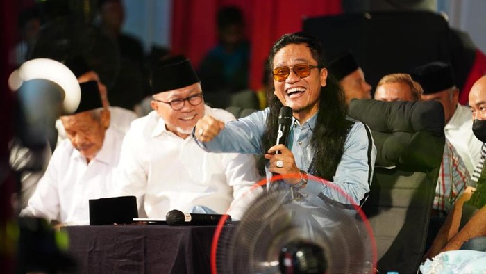 Momen Zulhas Sowan ke Gus Miftah Momen Zulhas Sowan ke Gus Miftah