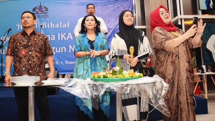 Keluarga besar Ikatan Keluarga Alumni Universitas Trisakti (IKA Usakti) menggelar acara Halal Bihalal, di Roemah Djan, Menteng, Jakarta Pusat, Sabtu (20/05/2023).

Acara halal bihalal ini diselenggarakan dengan tujuan untuk mempererat tali silaturahmi yang telah terjalin dengan baik, dan dihadiri oleh berbagai macam kalangan, lintas angkatan, fakultas dan jurusan hingga unsur kampus yang sangat antusias.
