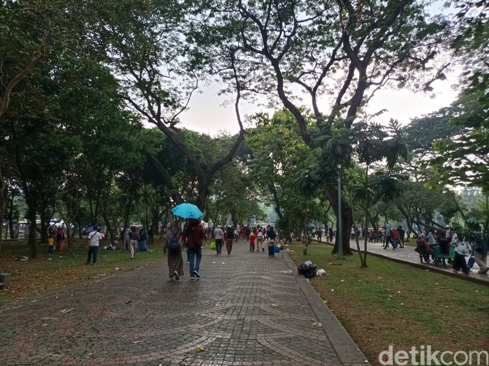 Monas diguyur hujan saat Lebaran Betawi