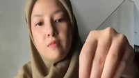 Ketika berada di rumah, Natasha Rizky ternyata ahli meracik kopi. Mulai dari susu hingga kopi hitam dicampurkan dengan resepnya sendiri. Foto: TikTok/natasharizky93