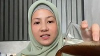 Sering membagikan konten meracik kopi, dirinya mendapat dukungan dari sebuah merek kopi. Ia mendapat hampers lengkap sebagai persediaan untuk membuat kopi. Foto: TikTok/natasharizky93