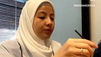 Pada keterangan unggahan TikToknya, segelas kopi disebut menjadi menu sarapan favoritnya. Tak lupa ditemani sepotong kue agar lebih mengenyangkan. Foto: TikTok/natasharizky93