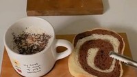 Kegemarannya minum kopi juga dilakukan saat bepergian. Natasha senang mencicipi kafe-kafe baru yang disinggahi saat ke mana pun ia pergi. Foto: TikTok/natasharizky93