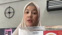 Saat meracik kopinya, ia telebih dahulu menyiapkan es batu di dalam gelas. Kemudian kopi hitam yang sudah dicairkan dimasukkan. Foto: TikTok/natasharizky93