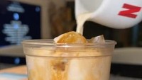 Sesekali Natasha Rizky juga suka meracik kopi dengan bahan-bahan unik. Salah satunya menggunakan cokelat favoritnya. Foto: TikTok/natasharizky93