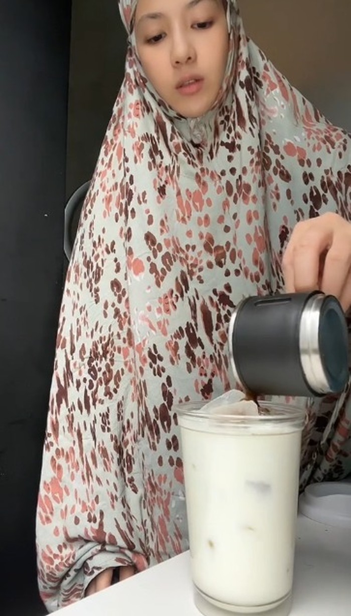 Slurrp! Natasha Rizky Jago Bikin Es Kopi yang Nikmat dan Segar