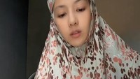 Agar lebih ringkas, Natasha memilih kopi instan bubuk sebagai bahan utama kopinya. Disusul dengan susu cair dan krimer yang telah disiapkan di meja. Foto: TikTok/natasharizky93
