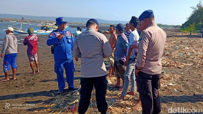 Perahu motor yang ditumpangi 4 nelayan terbalik diterjang ombak setinggi 2,5 meter di Pantai Cemara. Dua nelayan dinyatakan hilang dan masih dalam pencarian.