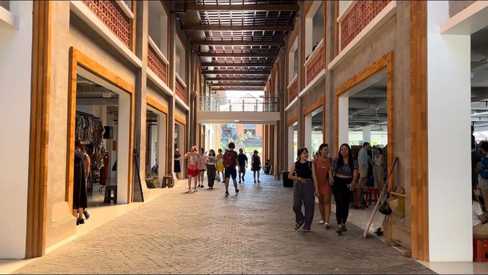 Pedagang di lantai dua Pasar Rakyat Tematik Wisata Ubud mengeluhkan akses tangga yang tak terlihat, sehingga pengunjung ramai di lantai satu.