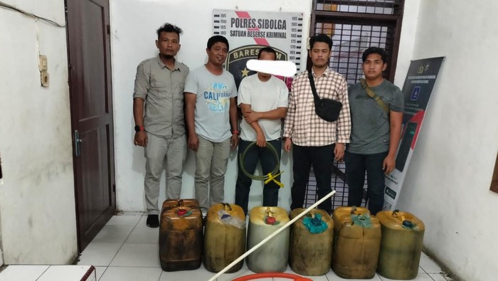 Pelaku pencurian solar di tangki pelabuhan Pelindo Sibolga saat ditangkap. (Foto: Istimewa)