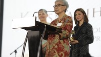 Koesmarihati Koesnowarso, lulusan Colombo Plan dari Fakultas Teknik Universitas Tasmania, telah dinobatkan sebagai Pemenang Alumni Terbaik 2023 Australia Awards. Dia adalah seorang wanita yang memiliki pengaruh besar dalam industri telekomunikasi di Indonesia. Menjabat sebagai Direktur Utama Telkomsel yang pertama, Koesmarihati berhasil mengubah regulasi bisnis sehingga ponsel menjadi lebih terjangkau dan berperan penting dalam pengembangan jaringan telekomunikasi di Jabodetabek. (Foto: Rony Zakaria/Kedubes Australia)