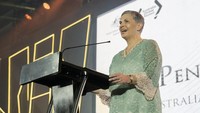 Semua penghargaan ini diberikan oleh Dubes Australia untuk Indonesia, Penny Williams pada Sabtu (20/5) dalam acara Gala Dinner Alumni Australia 2023, Rayakan 70 Tahun Beasiswa Australia di Indonesia di Hotel Raffles Jakarta, Mega Kuningan, dalam rilis yang diterima Minggu (21/5/2023). Hubungan yang terjalin secara personal melalui pendidikan merupakan inti dari hubungan kami – hal ini merupakan fondasi bagi Australia dan Indonesia untuk bekerja sama dalam mendukung stabilitas, keamanan, dan kemakmuran masyarakat dan wilayah kami, kata Duta Besar Australia untuk Indonesia, Penny Williams.(Foto: Rony Zakaria/Kedubes Australia)