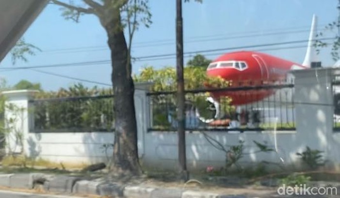 Gokil! Ada pesawat yang diparkir depan rumah Sultan Nganjuk. Rumah tersebut berada di Jalan Raya Nganjuk-Surabaya, Desa Pelem, Kecamatan Kertosono.