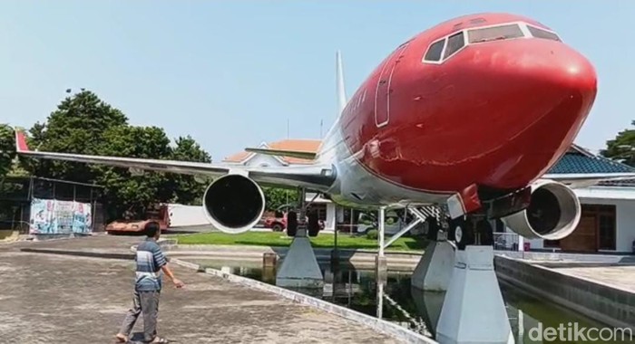 Penampakan Pesawat yang Diparkir Depan Rumah Sultan Nganjuk