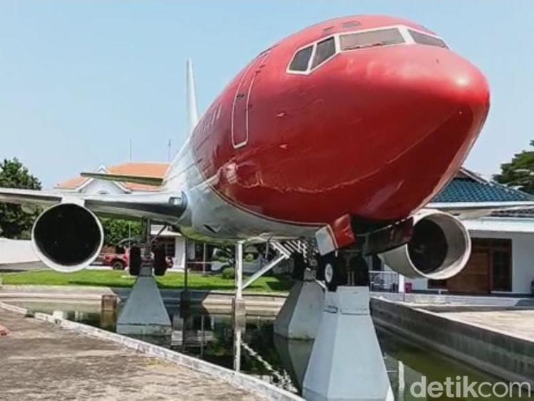 Penampakan Pesawat yang Diparkir Depan Rumah Sultan Nganjuk