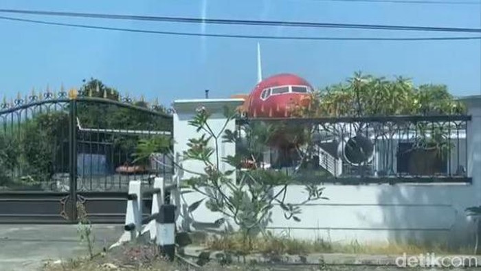 Gokil! Ada pesawat yang diparkir depan rumah Sultan Nganjuk. Rumah tersebut berada di Jalan Raya Nganjuk-Surabaya, Desa Pelem, Kecamatan Kertosono.