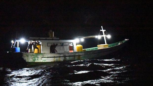 Penyelamatan awak kapal KN Pulau Nipah-321 Bakamla di Perairan Pulau Rote. (dok Humas Bakamla RI)