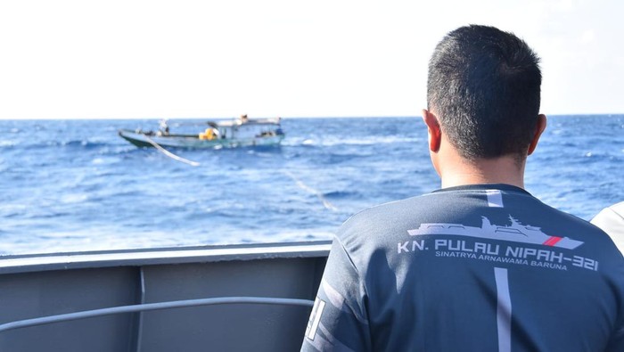 Penyelamatan awak kapal KN Pulau Nipah-321 Bakamla di Perairan Pulau Rote. (dok Humas Bakamla RI)