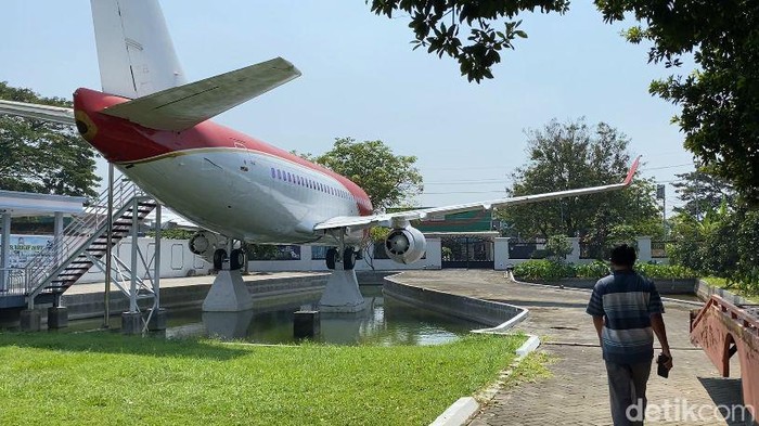 Pesawat yang parkir di depan rumah sultan Nganjuk