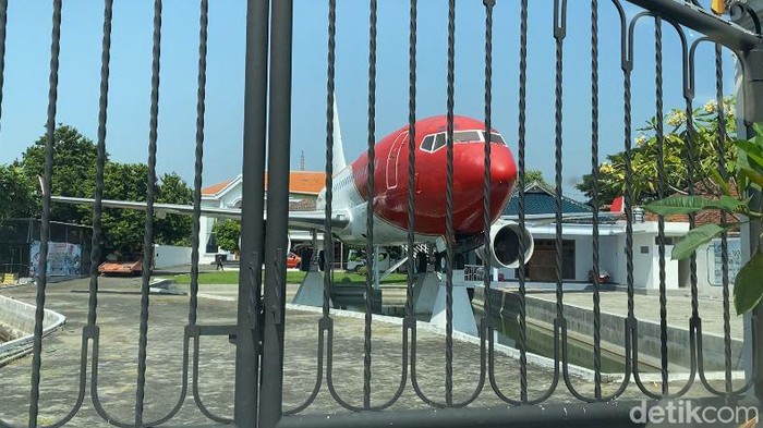 Pesawat yang parkir di depan rumah sultan Nganjuk