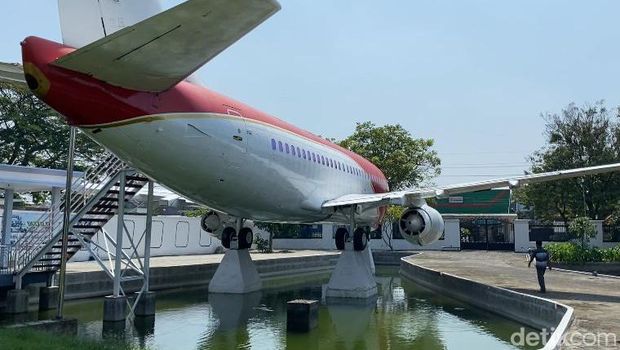 Pesawat yang parkir di depan rumah sultan Nganjuk