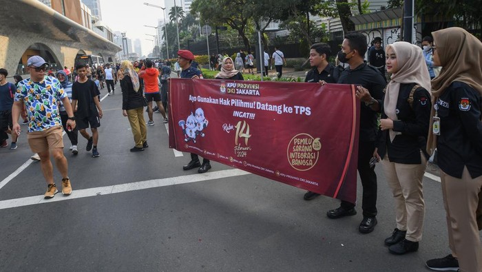 Petugas KPU Gelar Kampanye Penggunaan Hak Pilih dalam Pemilu 2024 di CFD Sejumlah petugas Komisi Pemilihan Umum (KPU) Provinsi DKI Jakarta membentangkan spanduk dalam kampanye penggunaan hak pilih bagi warga pada Pemilihan Umum (Pemilu) 2024 saat Hari Bebas Kendaraan Bermotor (HBKB) di Jalan Jenderal Sudirman, Jakarta, Minggu (21/5/2023). Kampanye tersebut dilakukan untuk meningkatkan partisipasi politik masyarakat dan mengurangi potensi angka Golput dalam Pemilu mendatang. ANTARA FOTO/Aditya Pradana Putra/nym.