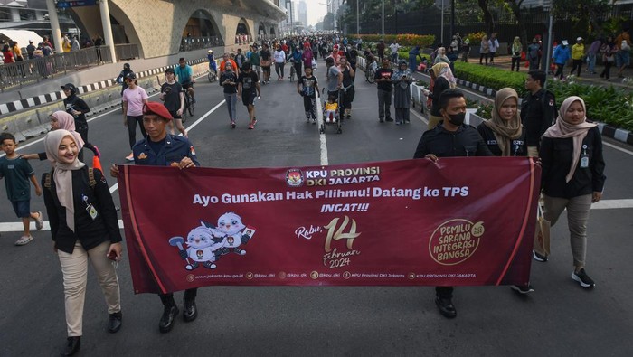 Sejumlah petugas Komisi Pemilihan Umum (KPU) Provinsi DKI Jakarta membentangkan spanduk dalam kampanye penggunaan hak pilih bagi warga pada Pemilihan Umum (Pemilu) 2024 saat Hari Bebas Kendaraan Bermotor (HBKB) di Jalan Jenderal Sudirman, Jakarta, Minggu (21/5/2023). Kampanye tersebut dilakukan untuk meningkatkan partisipasi politik masyarakat dan mengurangi potensi angka Golput dalam Pemilu mendatang. ANTARA FOTO/Aditya Pradana Putra/nym.