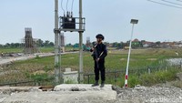 Anggota Polri ini disiagakan untuk menjaga keamanan proyek dari gangguan Kamtibmas. Selain itu, saat ini rel kereta cepat ini sudah mulai dialiri listrik dan dilakukan ujicoba. (Foto: Wisma Putra/detikJabar)