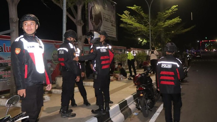Polisi di Indramayu saat melaksanakan patroli cegah geng motor